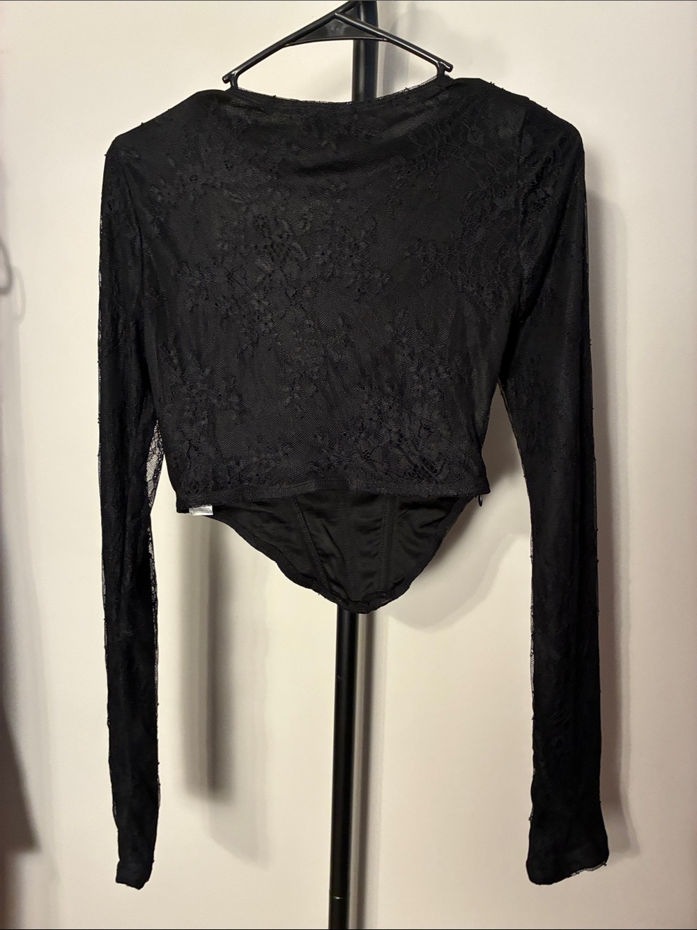 PrettyLittleThing Black Lace Long Sleeve Crop Top - Picture 3 of 8